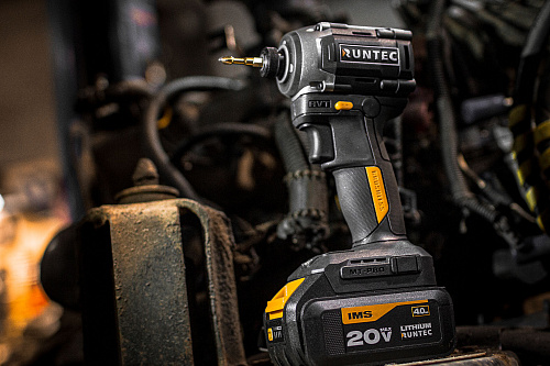 Винтоверт ударный аккумуляторный 230Нм RUNTEC PRO