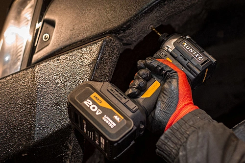 Винтоверт ударный аккумуляторный 230Нм RUNTEC PRO